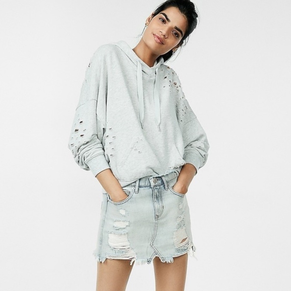 🚫 SOLD🚫 NWT Express Mid Rise Distressed Denim Mini Skirt